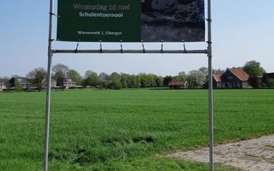 Aankondigsborden geplaatst voor ons toernooi op 6 mei en ons scholentoernooi op …
