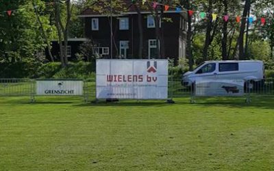 Het veld ligt er mooi bij. Morgen om 11.00 beginnen de wedstrijden. Iedereen is …