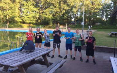 De jeugd had vandaag een speciale training in het zwembad van Rekken.
