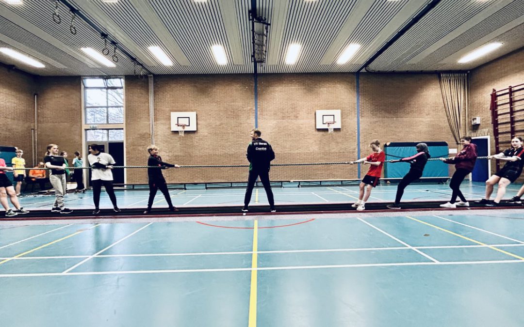 Onze leerlingen van klas 1 en 2 hebben kennisgemaakt met het indoor-touwtrekken….