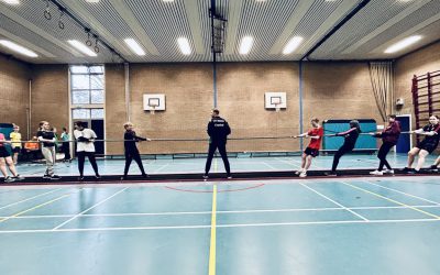 Onze leerlingen van klas 1 en 2 hebben kennisgemaakt met het indoor-touwtrekken….