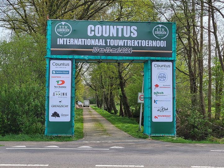 De opbouw is begonnen. Er staat een hele mooie poort aan de oude twenteroute met…