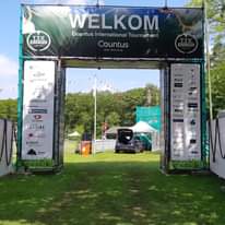 Kan een afbeelding zijn van ‎de tekst '‎T.T.V. EIBERGEN WELKOM Countus International Tournament CountusInternationaTournathent ent Countus ال &liak 2 ROUWMAAT ROUAMAN EIBERGEN W GRENSZICHT KANTERS KANTERS SpitkerBose １ほは TenDasee ADGINK NK H DiTech KpblR.R‎'‎